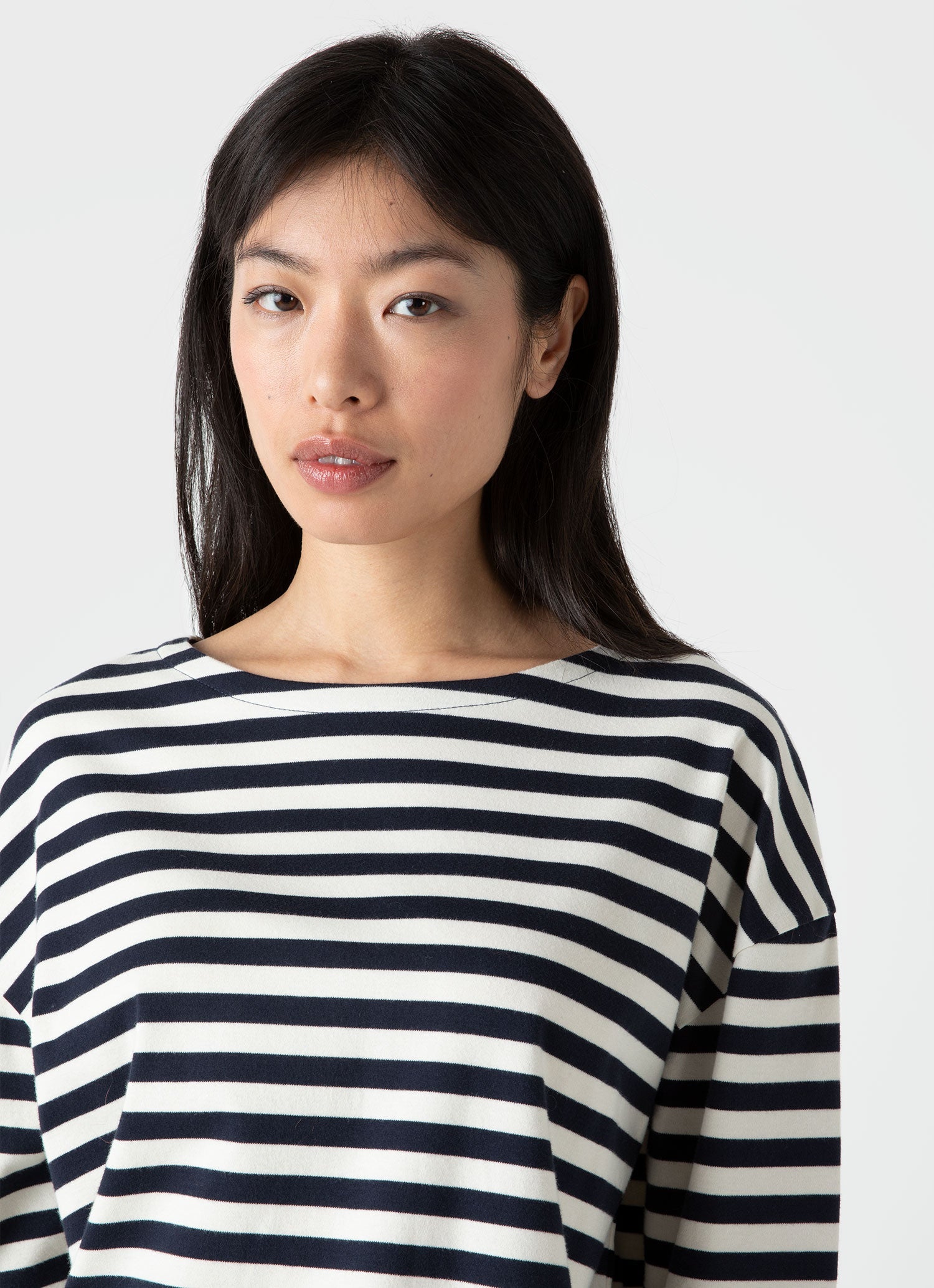 ロングスリーブボートネックTシャツ（Navy/Ecru Block Stripe）| Sunspel