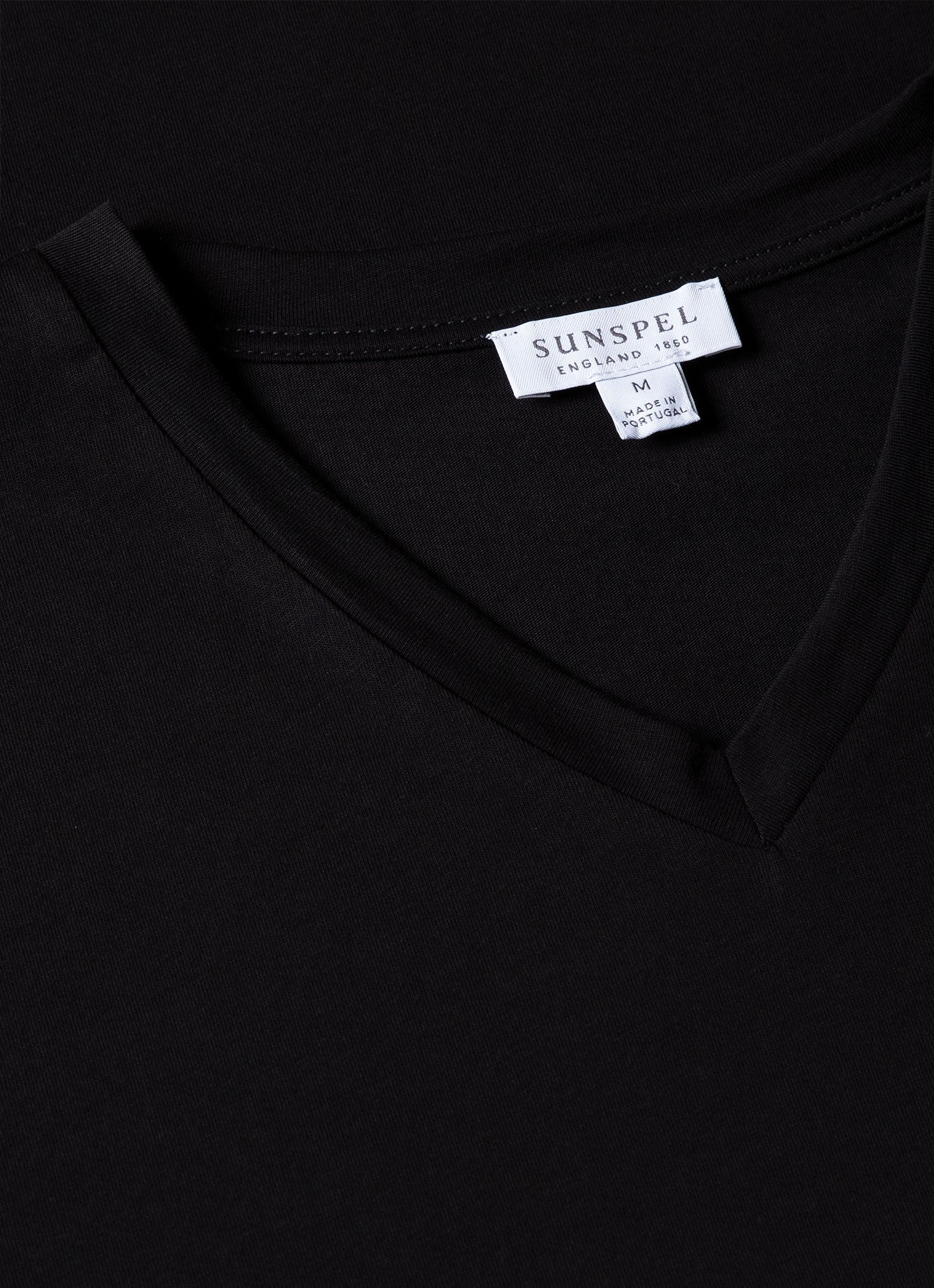 リヴィエラ（ミッドウェイト） Vネック Tシャツ（Black）| Sunspel