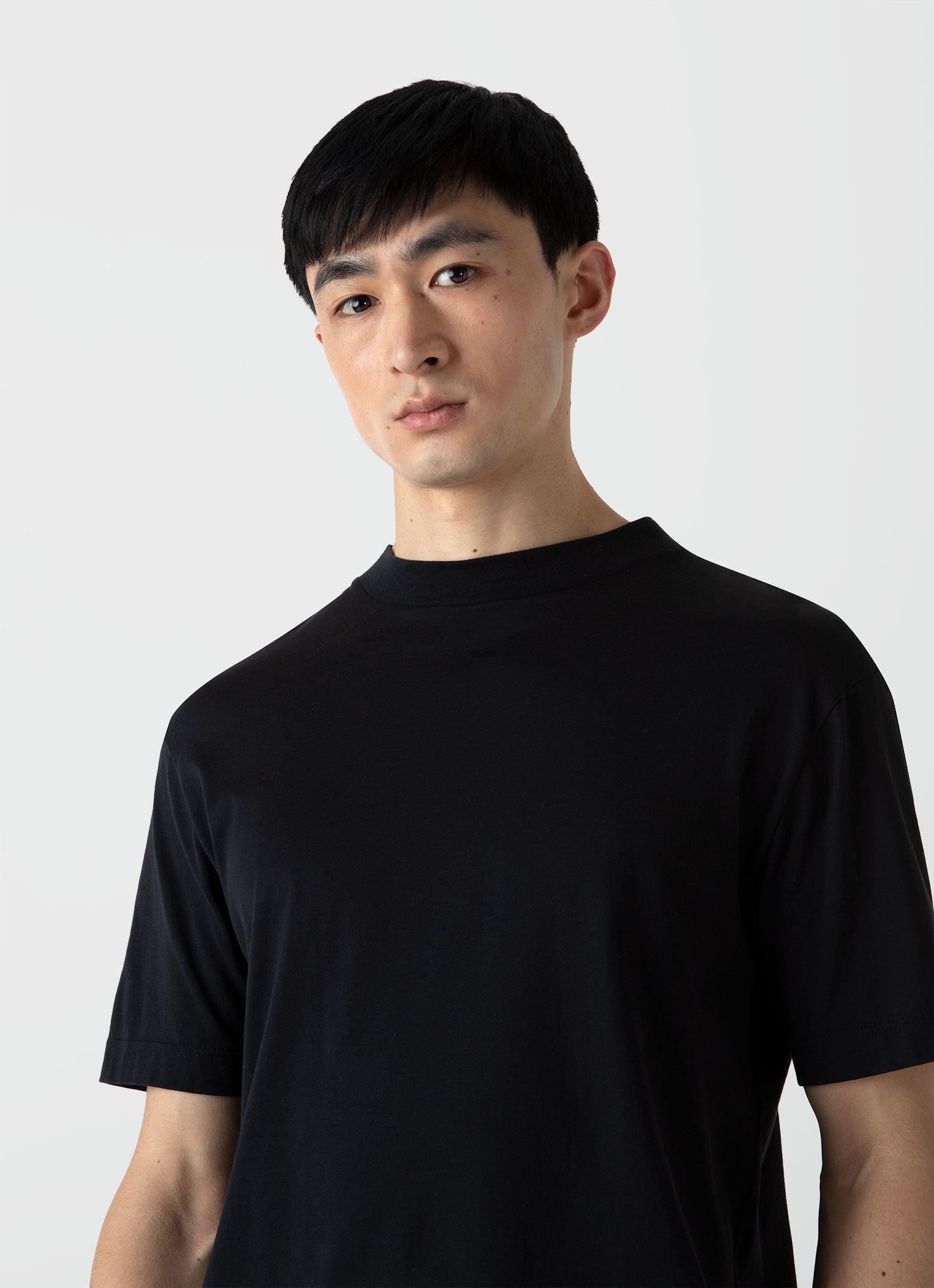 モックネックTシャツ（Black）| Sunspel