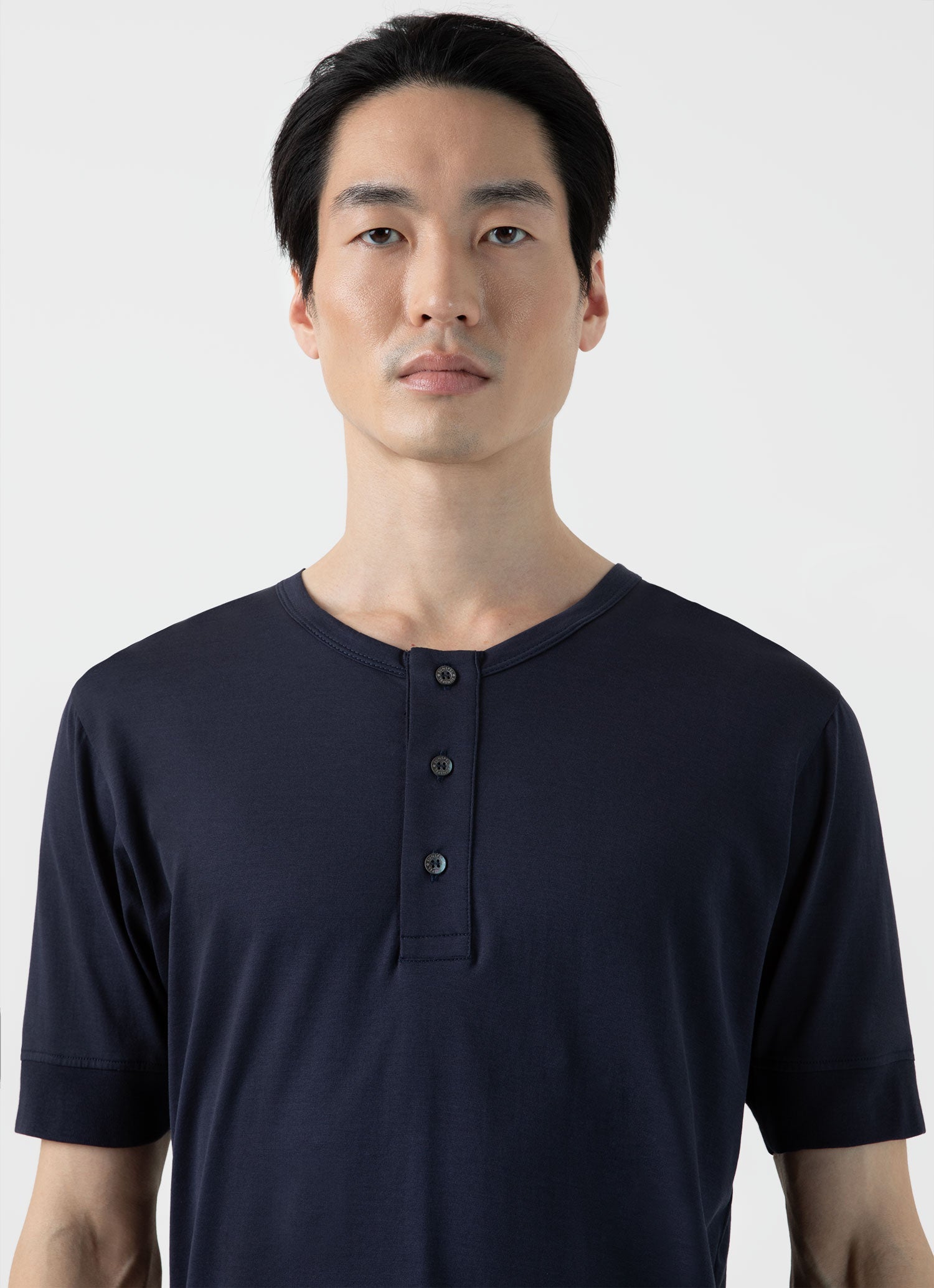 ヘンリー Tシャツ（Navy）| Sunspel