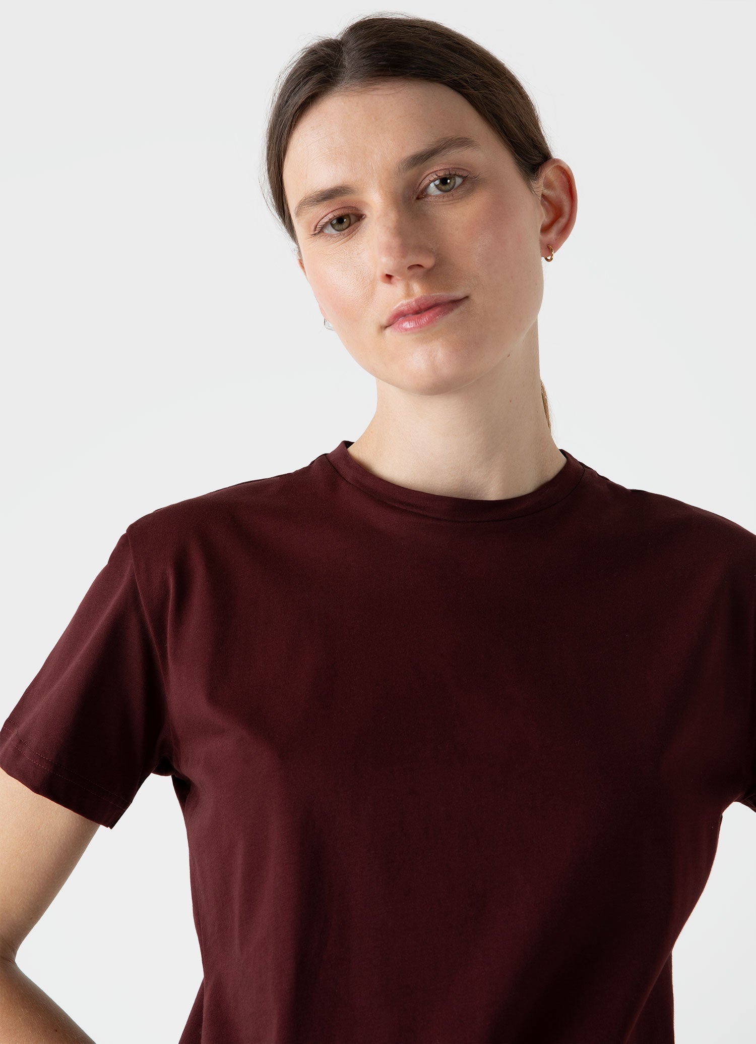 ボーイ・フィットTシャツ（Maroon）| Sunspel